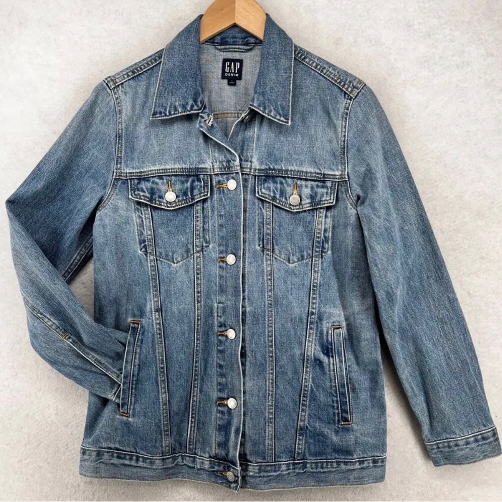 GAP Women’s trucker style denim jacket
